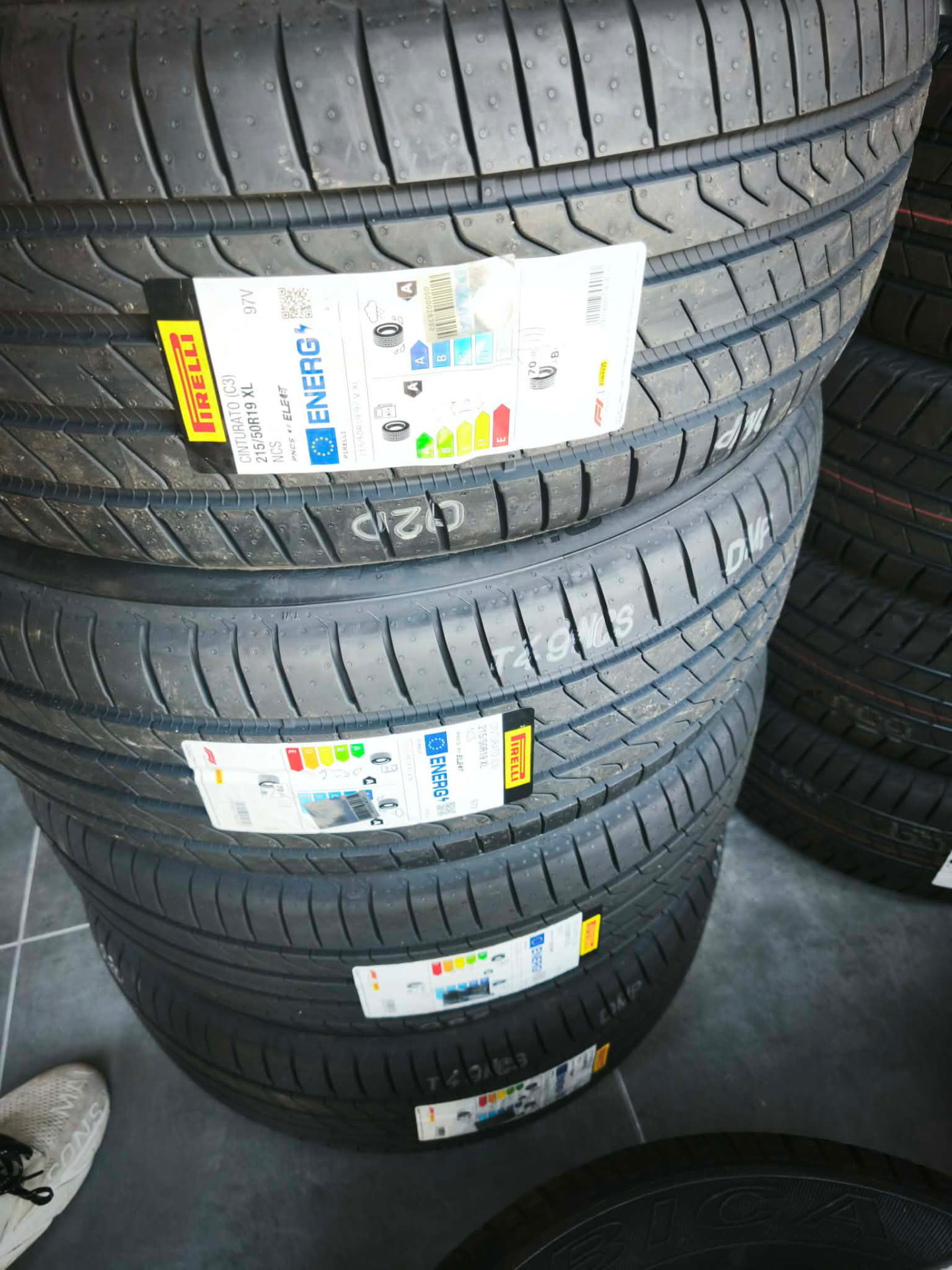 Στοίβα νέων ελαστικών Pirelli Cinturato 215/50R19 στον χώρο του Νικηφόρος Extreme