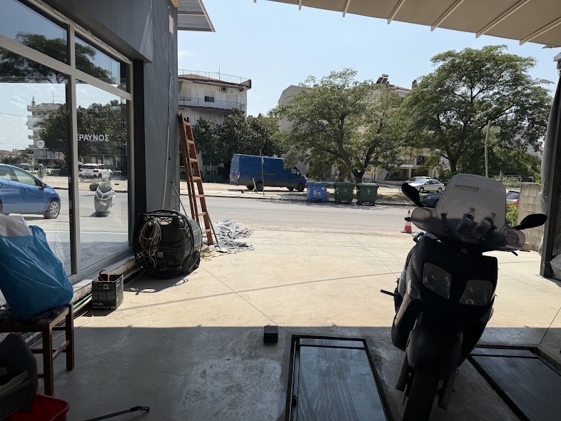 Θέα από τον χώρο εργασίας προς τον δρόμο