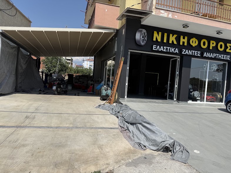 Εξωτερικός χώρος με στεγασμένο συνεργείο και parking